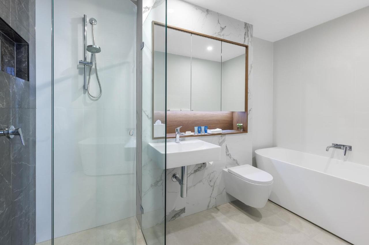 Meriton Suites Liverpool Kültér fotó A bathroom in a hotel