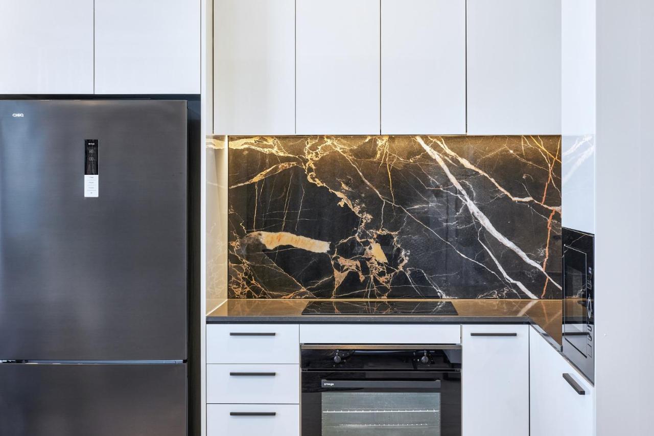 Meriton Suites Liverpool Kültér fotó A kitchen with a black granite countertop