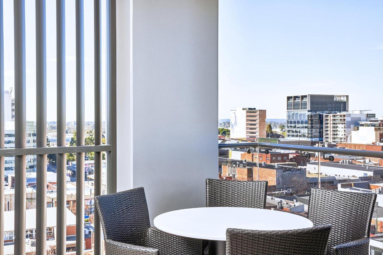 Meriton Suites Liverpool Kültér fotó A balcony at the hotel