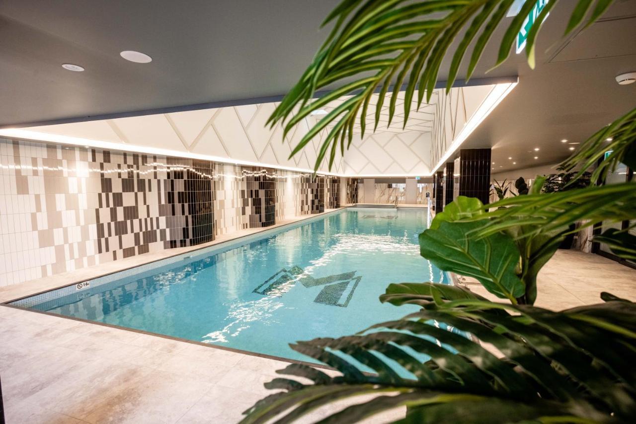 Meriton Suites Liverpool Kültér fotó The swimming pool at the hotel