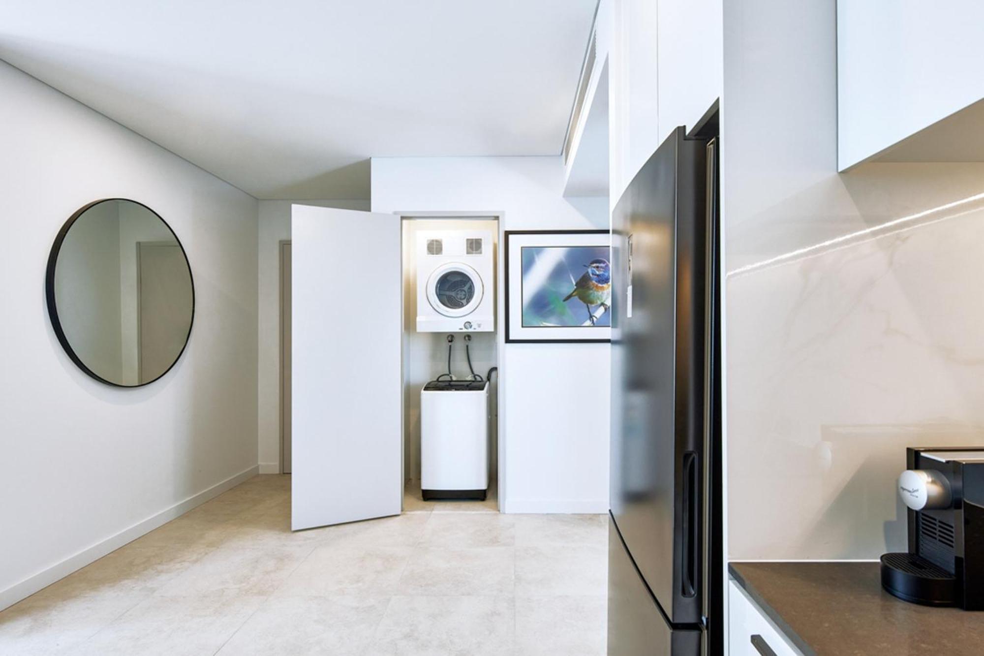 Meriton Suites Liverpool Kültér fotó A laundry room in a residential apartment