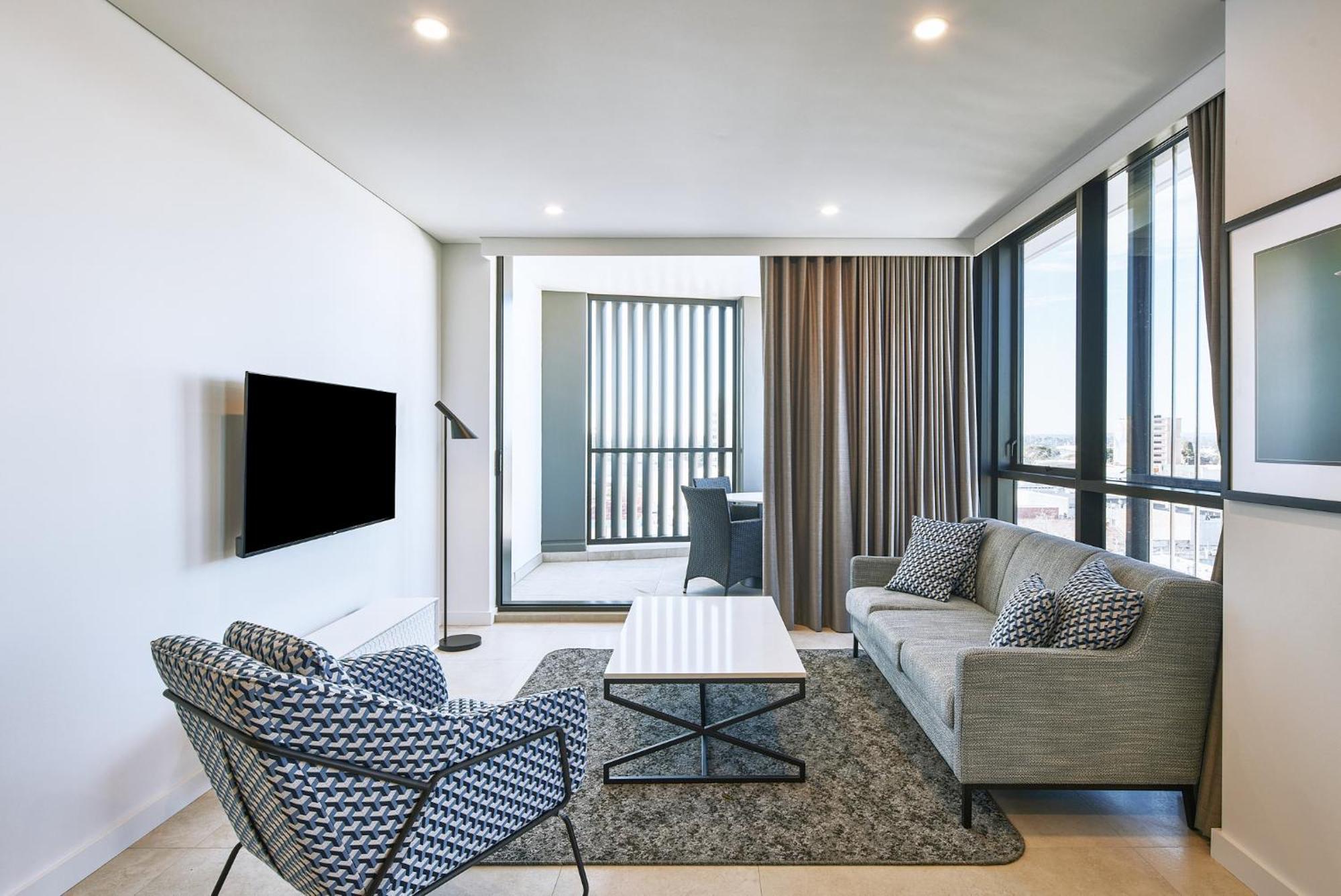 Meriton Suites Liverpool Kültér fotó A living room in a typical apartment