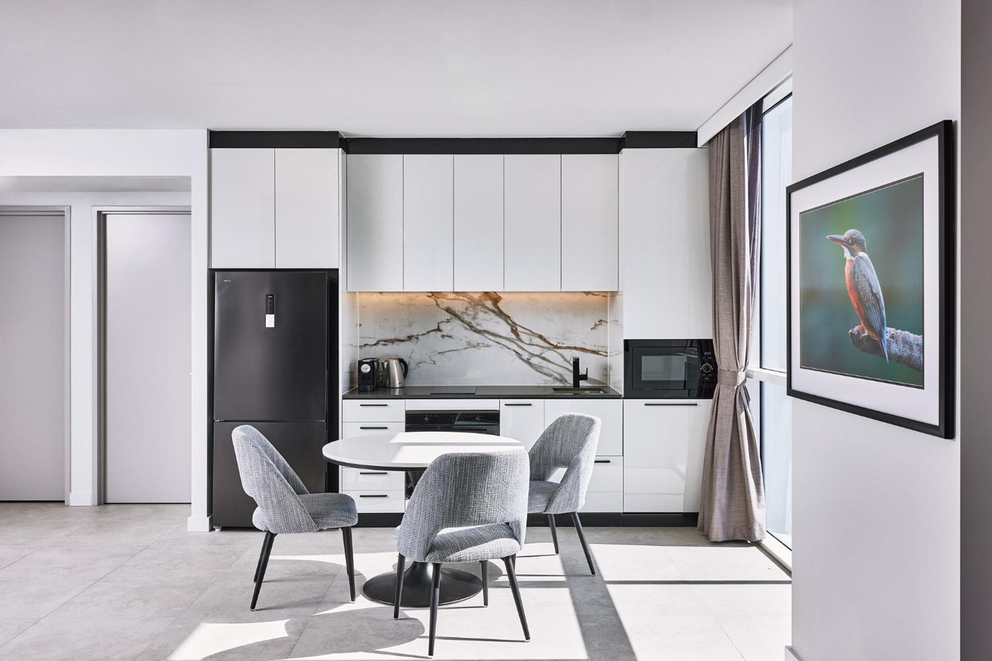 Meriton Suites Liverpool Kültér fotó A kitchen in a serviced apartment