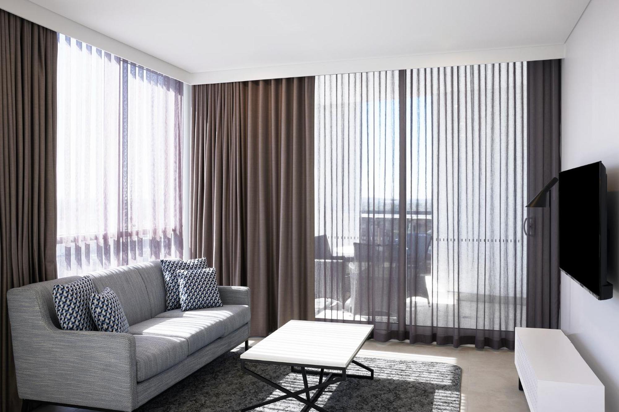 Meriton Suites Liverpool Kültér fotó Curtains