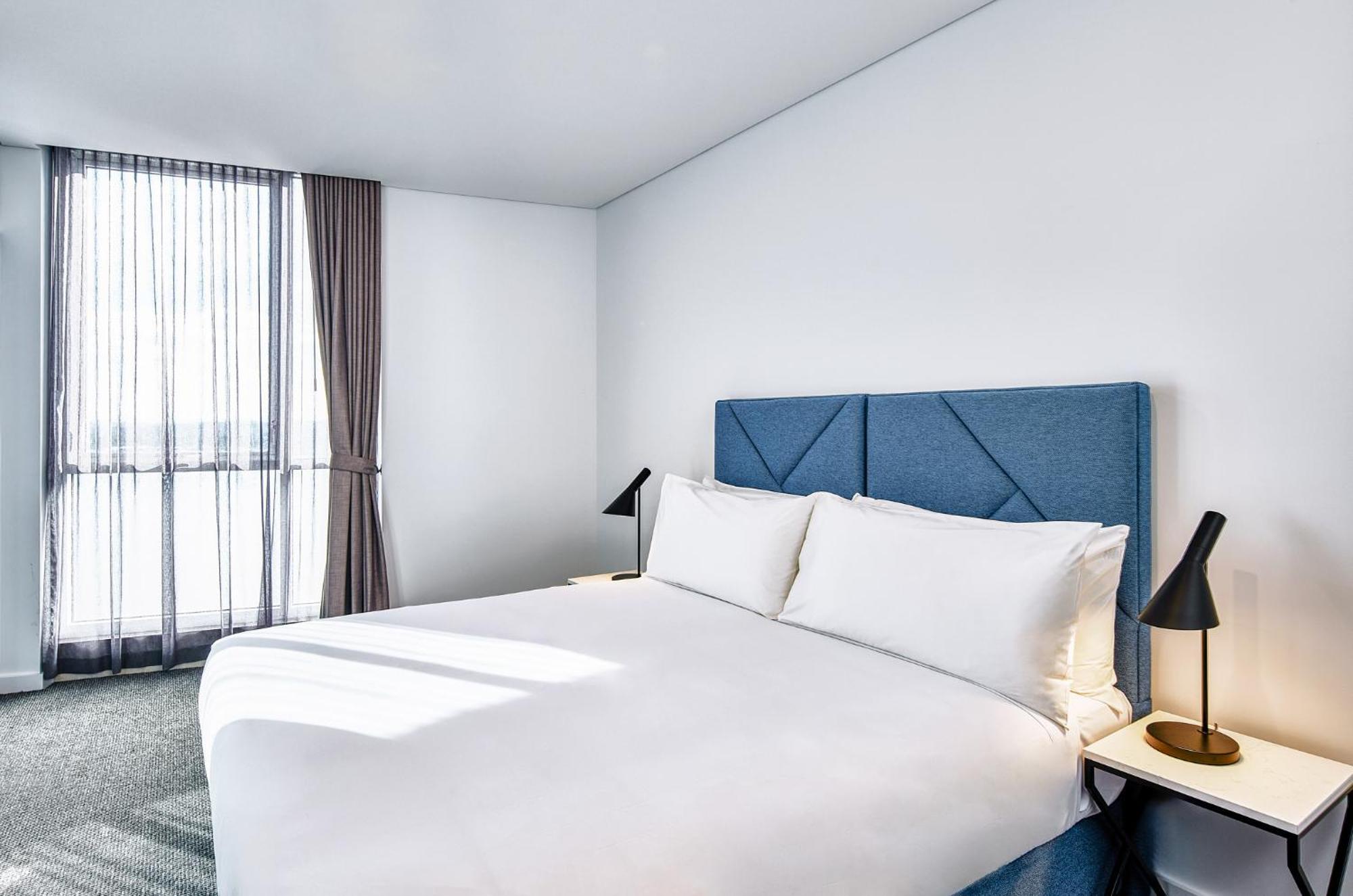 Meriton Suites Liverpool Kültér fotó A bedroom at the hotel