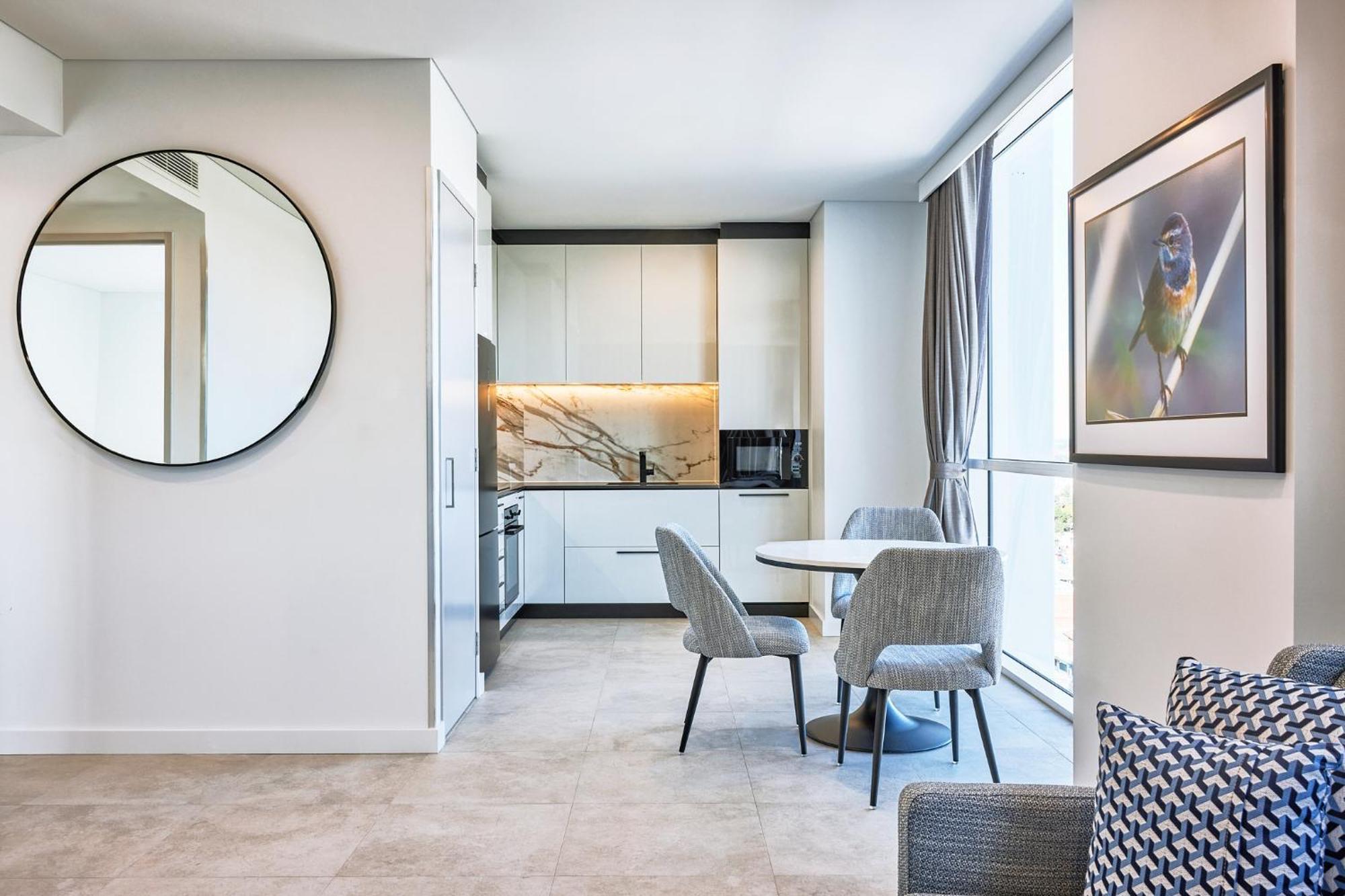 Meriton Suites Liverpool Kültér fotó The kitchen in a typical apartment
