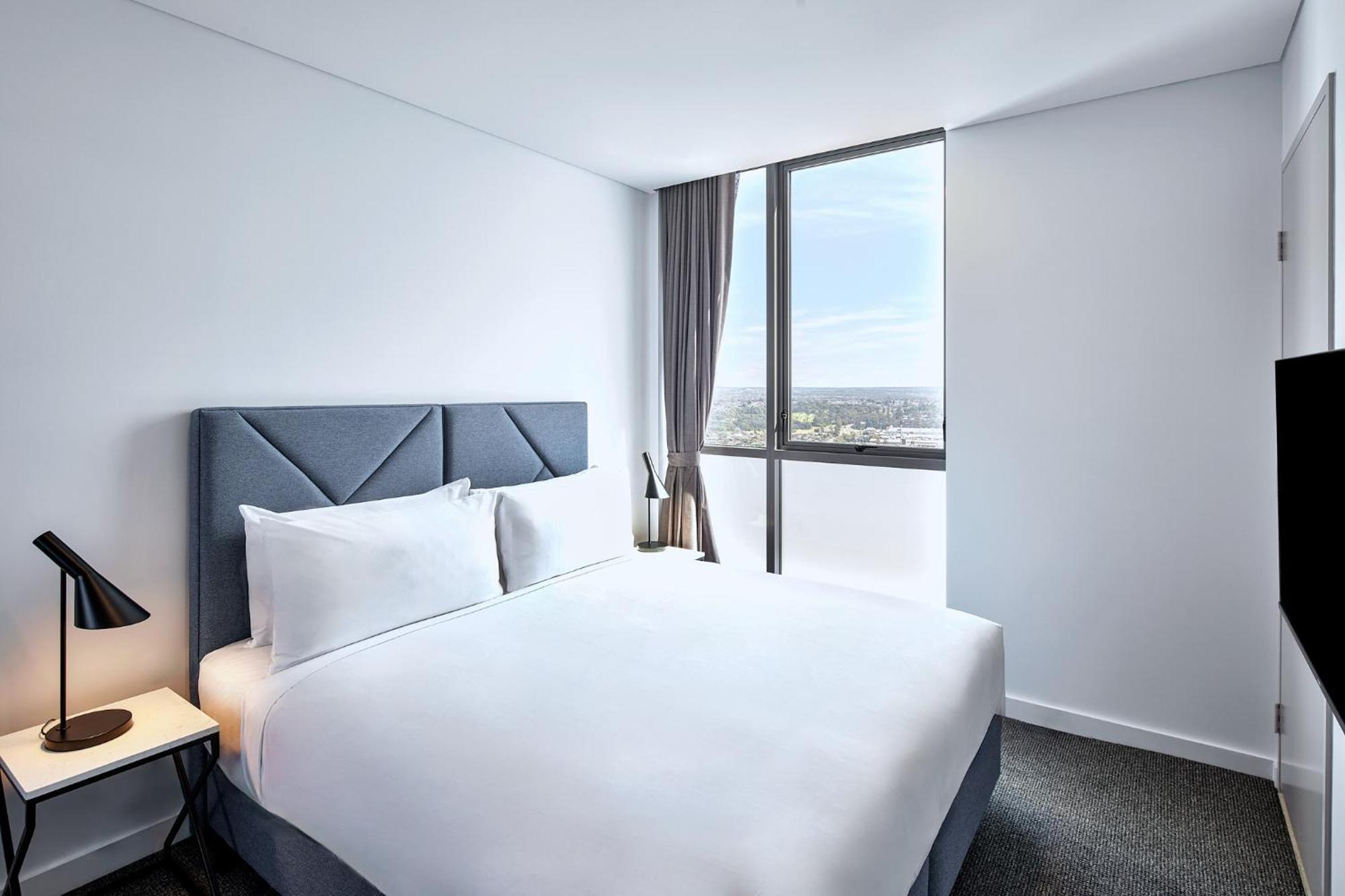 Meriton Suites Liverpool Kültér fotó A bedroom at the hotel