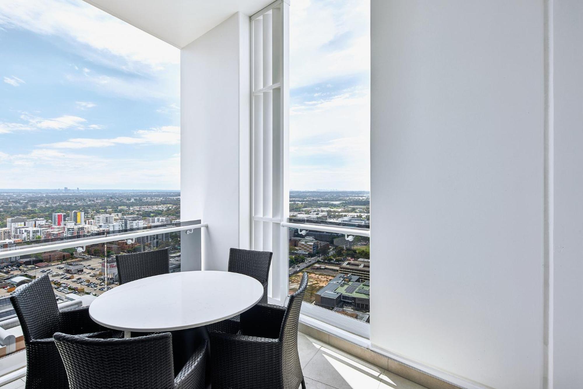 Meriton Suites Liverpool Kültér fotó Balcony