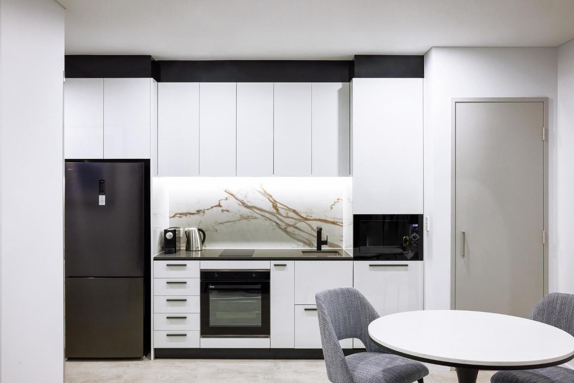 Meriton Suites Liverpool Kültér fotó A modern kitchen