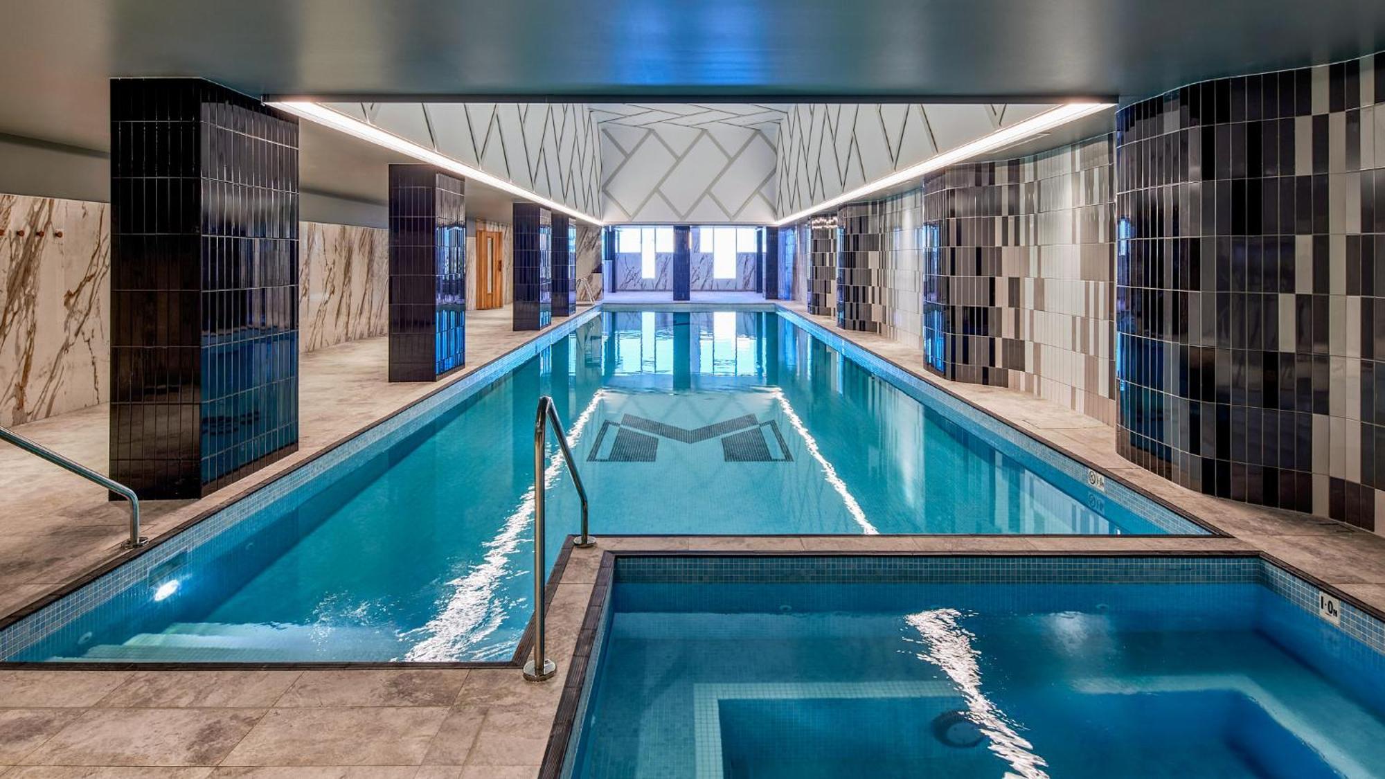 Meriton Suites Liverpool Kültér fotó The pool at the Mandarin Oriental
